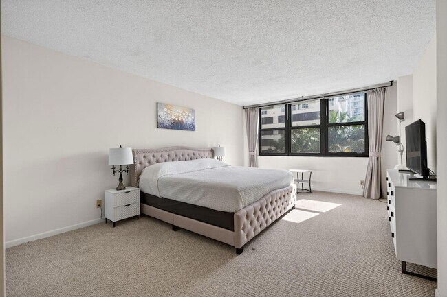 Building Photo - 3400 N Ocean Dr