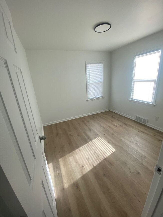 Building Photo - Adorable 3 Bedroom Home