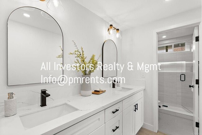 Building Photo - 4959 Park Dr