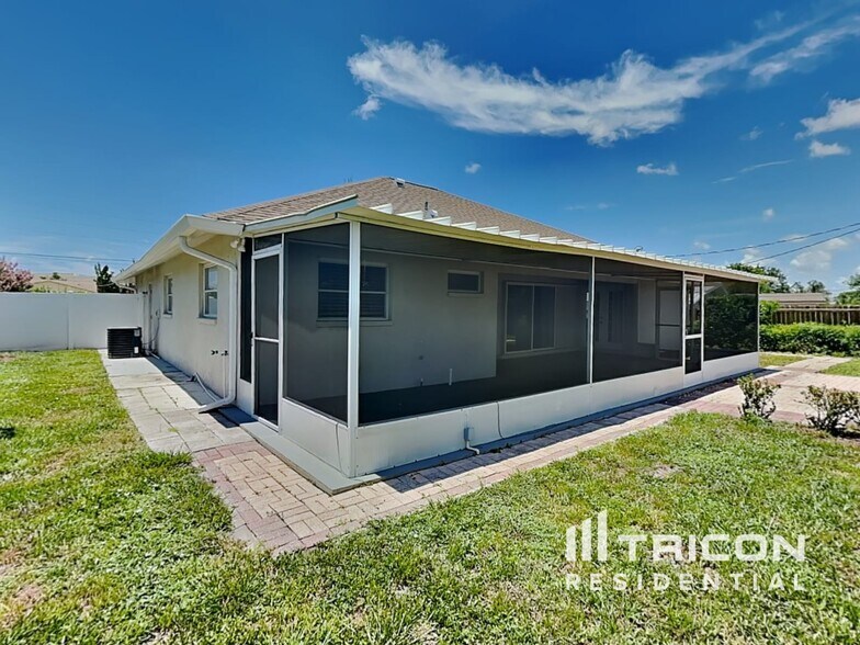 Building Photo - 1761 Banyan Dr