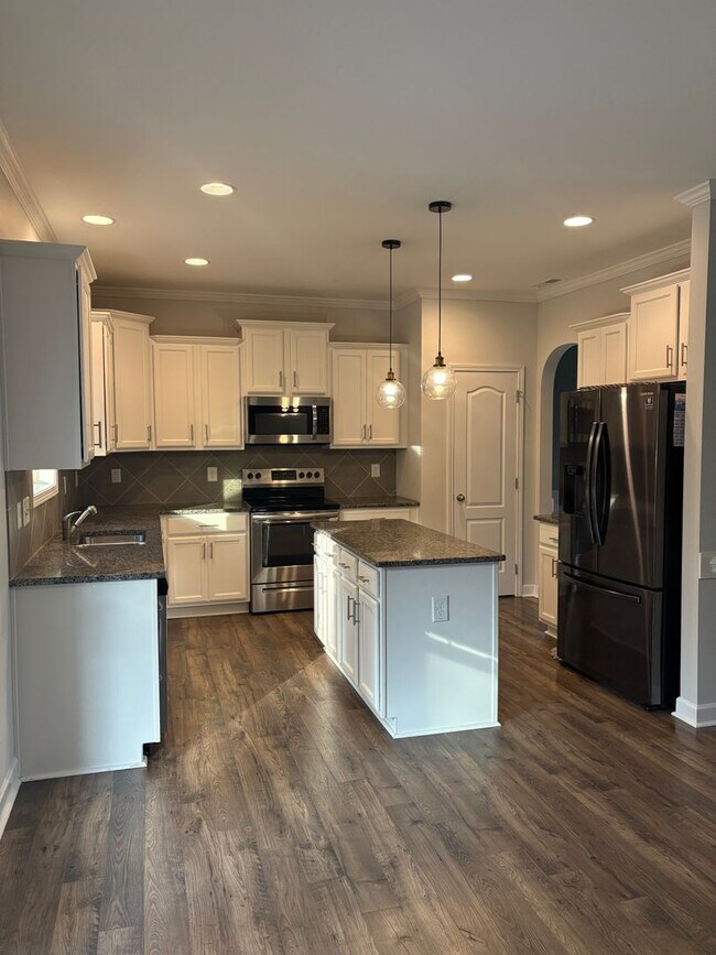 Building Photo - Gorgeous 4 Bed, 2.5 Bath Home in Fayetteville
