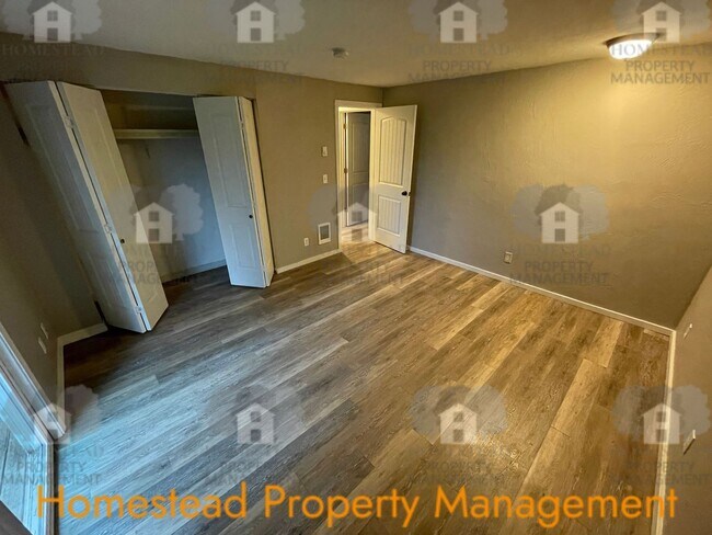 Building Photo - 661