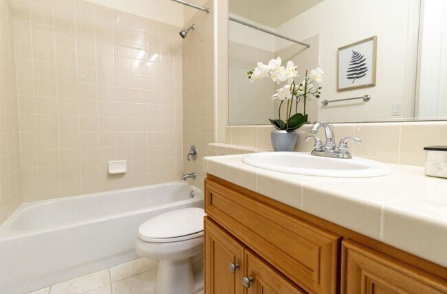 Building Photo - Pleasanton Ridge 5 bed/5 bath, Solar, Amen...