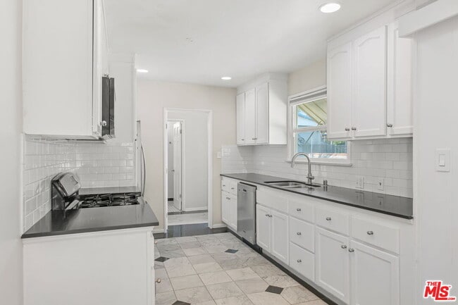 Building Photo - 15328 Vose St