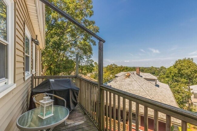 Building Photo - 38 Hood St