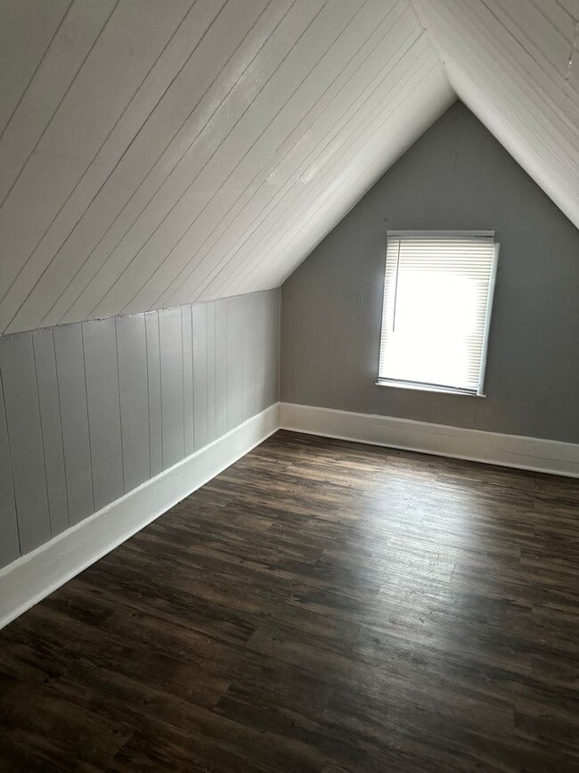 Building Photo - One Bedroom apartment Upstairs