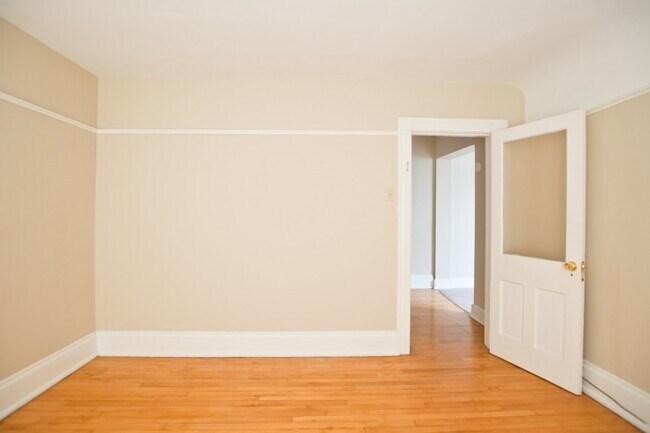 Building Photo - 2216 E Ivanhoe Pl
