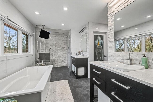 Building Photo - 2076 Valley Lo Ln