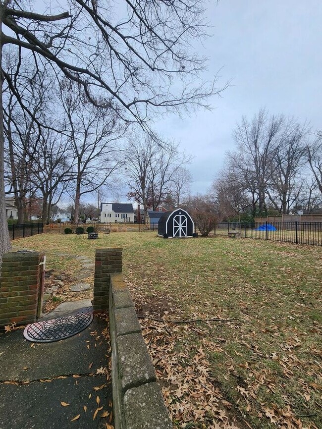 Building Photo - Beautiful and Spacious 3BR 2BA Home w/ Remodeled Kitchen • Patio & Fenced Yard in St. Matthews