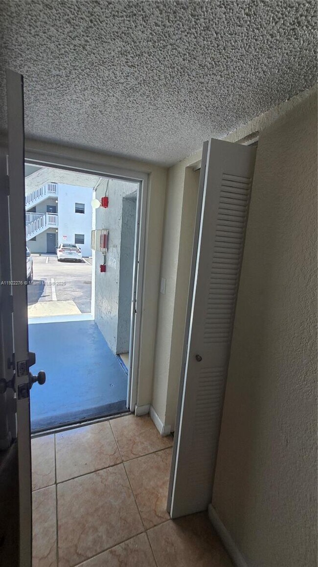 Building Photo - 13500 NE 3rd Ct