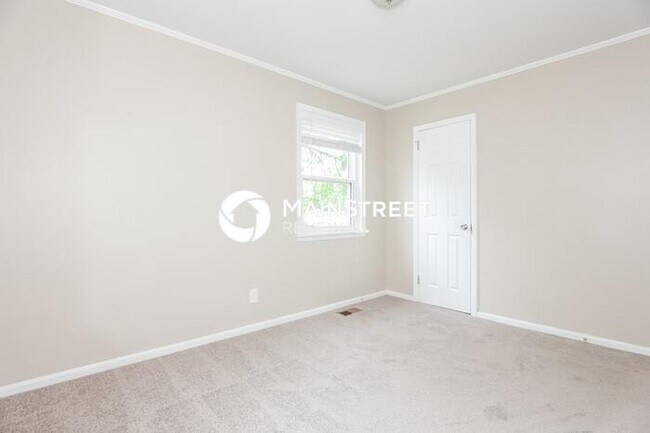 Building Photo - 4 Bedroom Pet-Friendly Home in Charlotte, NC with Main Street Renewal