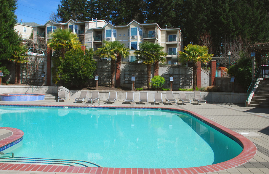 Pool - Wilsonville Summit Apartments