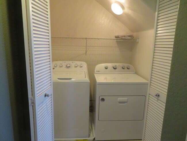 Building Photo - CLEAN AND READY TO MOVE IN