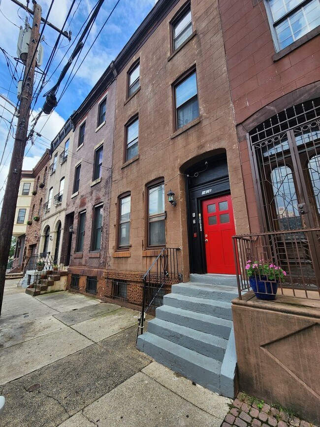 Building Photo - Spacious 2 bedroom unit in a great area in Graduate hospital