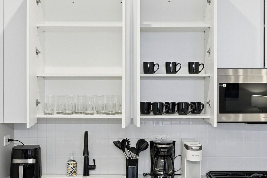 Building Photo - 6044 N Winthrop Ave