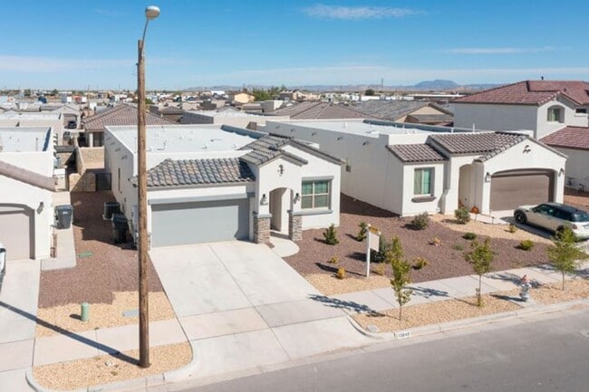 Building Photo - FIRST RENT MONTH FREE