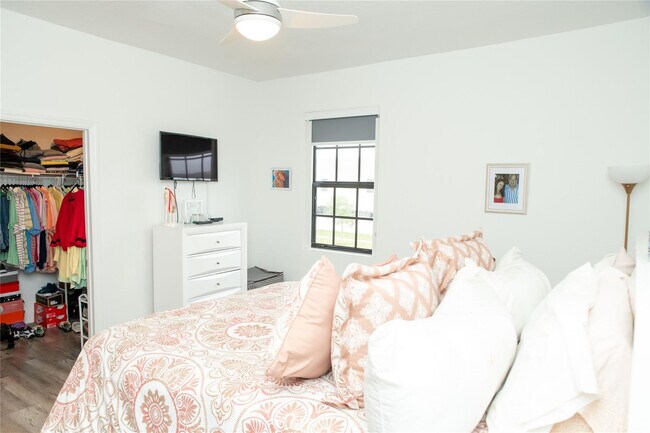 Building Photo - 1147 SW 7th Ave