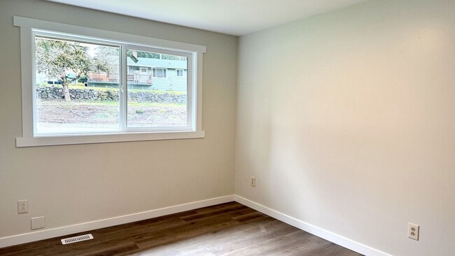 Building Photo - 4 Bedroom home + Yard - Issaquah Schools