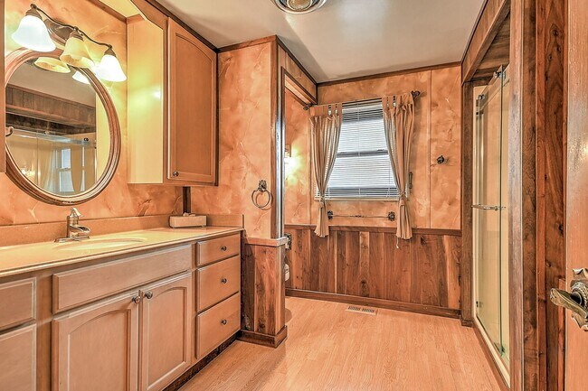 Building Photo - 563 Hales Chapel Rd