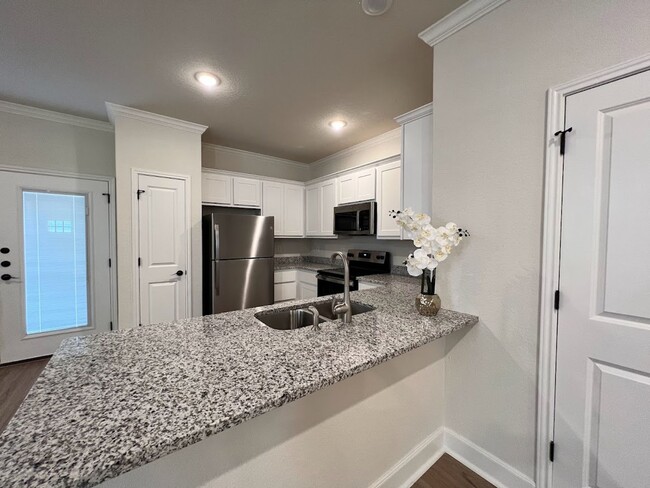 Building Photo - 10218 Lynwood Vlg