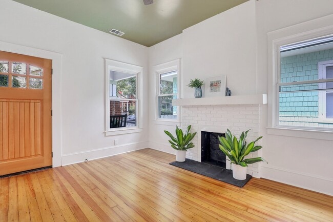 Living room - 614 E 40th St