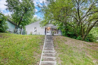 Building Photo - Three Bedroom Available in Dayton!