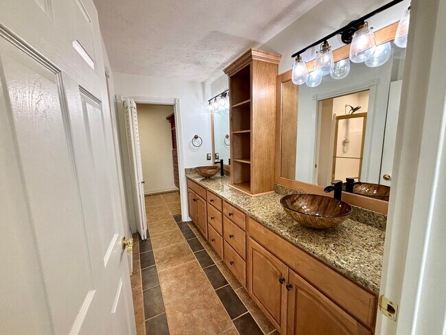 Building Photo - 433 Deer Lake Pl