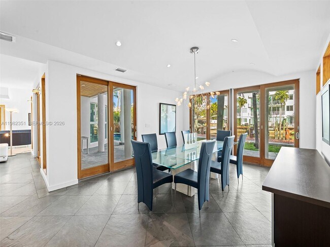 Building Photo - 450 Victoria Terrace