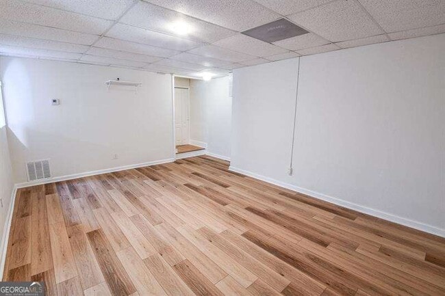 Building Photo - 1865 Oak Tree Hollow