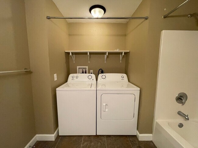 Building Photo - 503 Putnam St