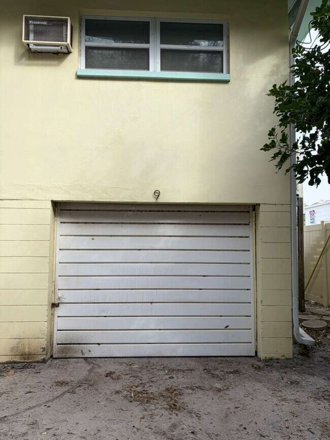 Building Photo - P233 - Lynd #9