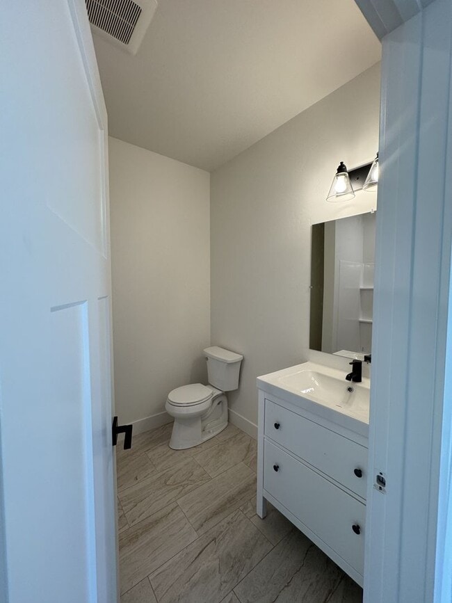 Building Photo - 17 Grove-