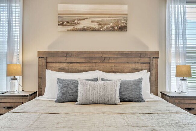 Building Photo - Charming 3-Bedroom Furnished Haven with Co...