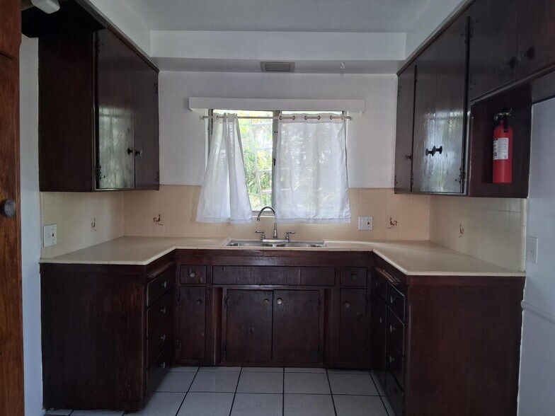 Building Photo - 418 E Tamarack Ave