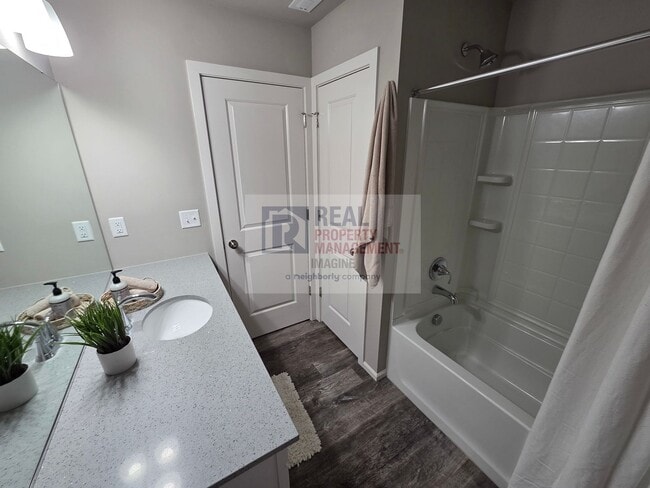 Building Photo - Check out this beautiful 3 bedroom, 2.0 ba...