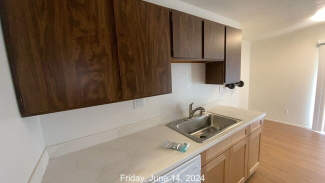 Building Photo - 2 Bed/1.5 Bath Updated Condo Near SMART/Hwy 101/Raleys Shopping Plaza/Washer-Dryer in Unit