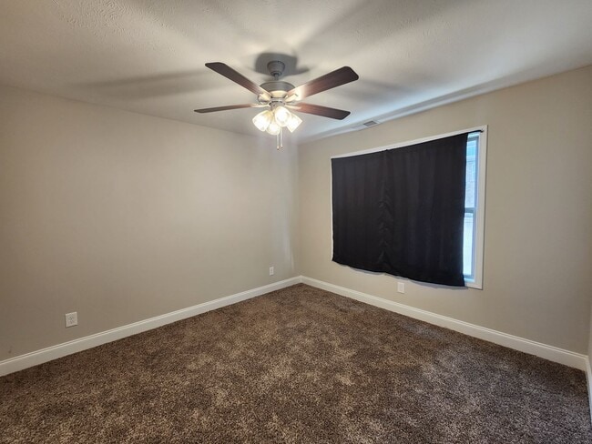 Building Photo - 3 Bedroom 3 Bath End Unit Townhome