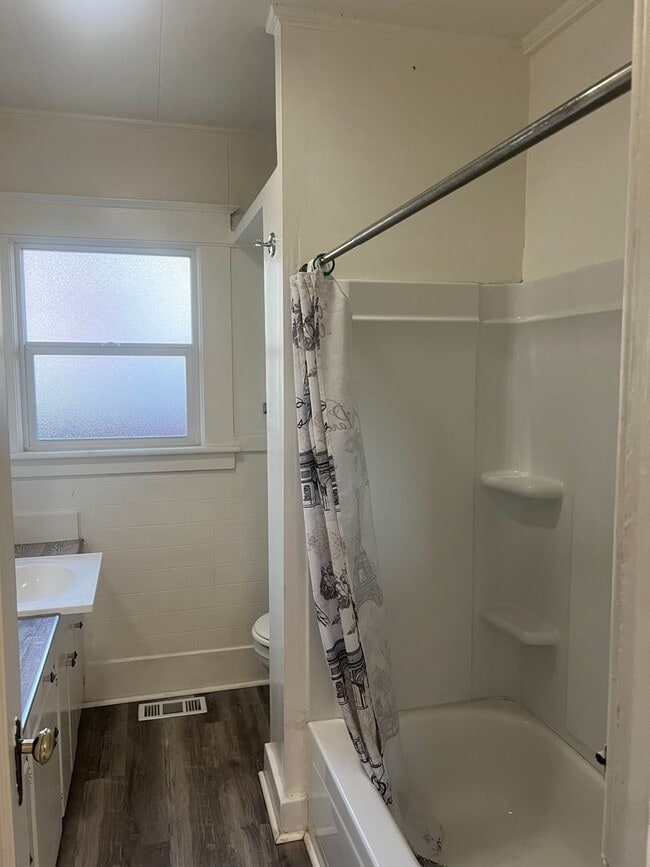 Building Photo - Charming 2 bed 1 bath close to UNR