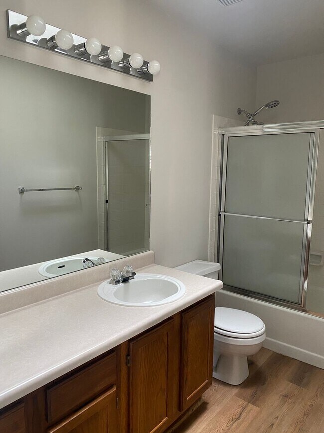 Building Photo - Awesome home on Hubbell for rent!