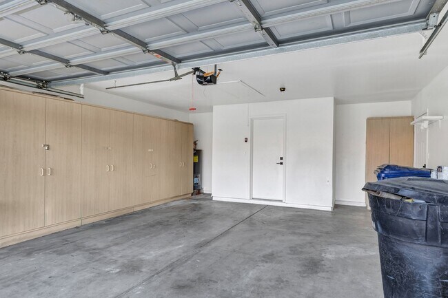 Building Photo - 2/2