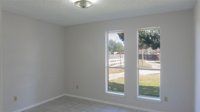 Building Photo - 9102 Benthos Dr