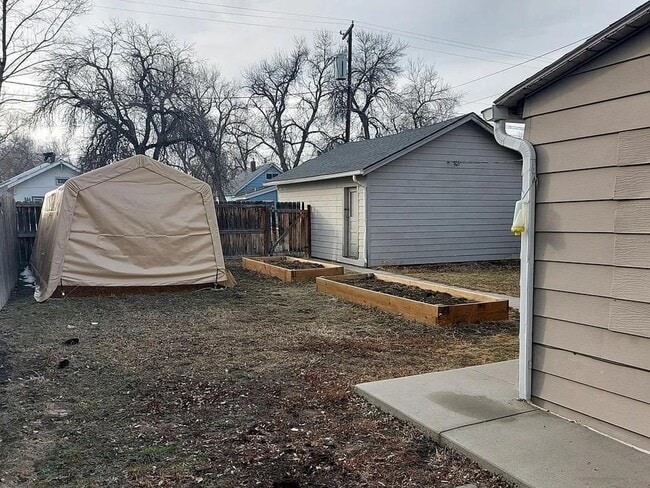 Building Photo - 2 bed 1 bath house with garage