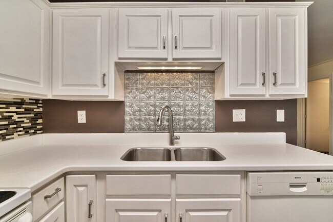 Building Photo - Riverhill Apartments