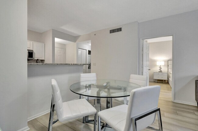 Building Photo - 630 S Sapodilla Ave