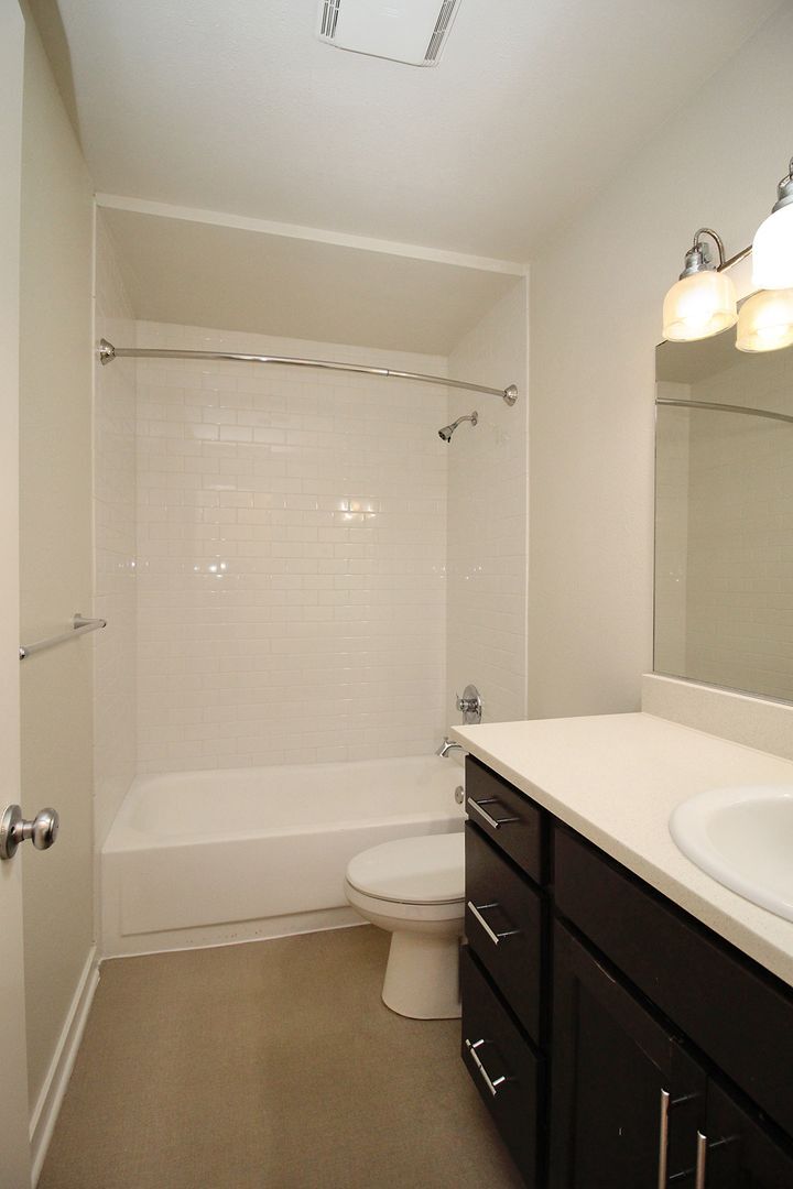 Building Photo - 2725-2743-2743 SE Taylor St