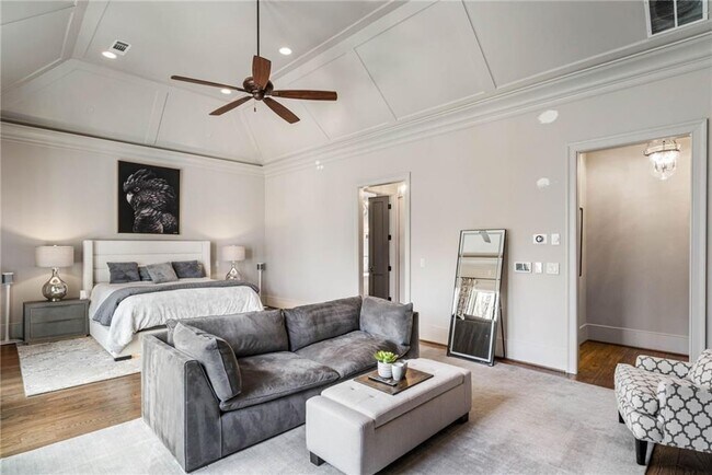 Building Photo - 5265 Peachtree Dunwoody Rd NE