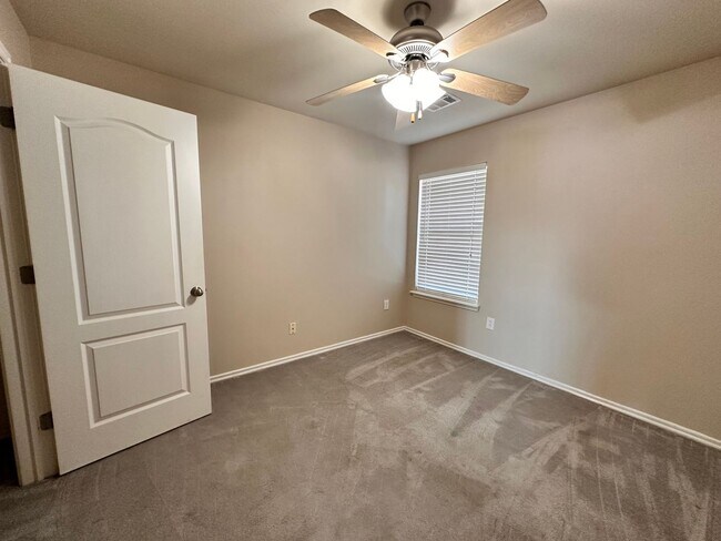 Building Photo - Newer 3 Bedroom off I-240- Move in Deposit-Free! (If Qualified)