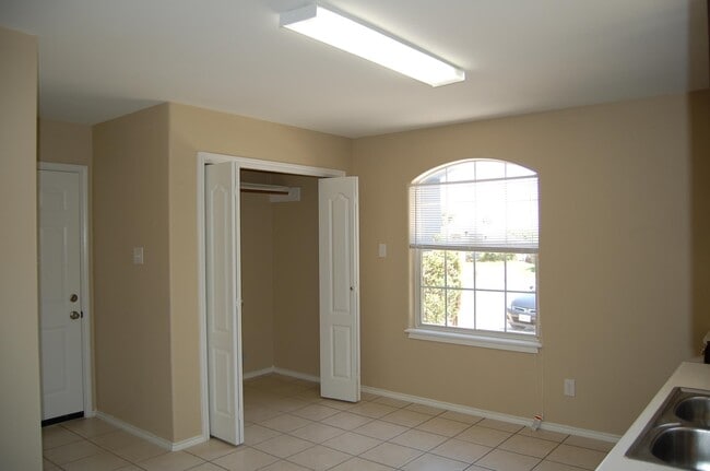 Building Photo - 1007 Warren Ave