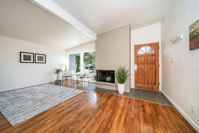 Building Photo - Newly Remodeled 3 Bed 1 Bath Rambler in Bellevue