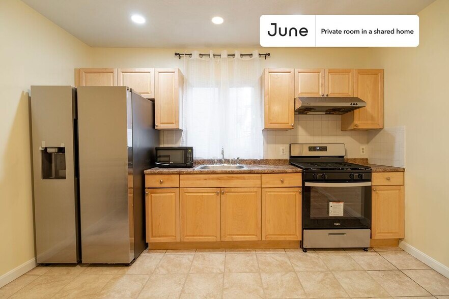 Building Photo - Private bedroom in 3 bed/2 bath Home